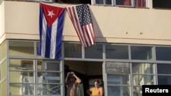 Zastava Kube i Sjedinjenih Država na zgradi u Havani, Kuba (fotoarhiv)