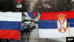 Zastave u srpskom delu Mitrovice na dan pregovora u Briselu, 2. april 2013.