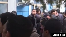 Дүйшөмбү шаарындагы өзбек студенттери. 