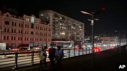 Felinarele din capitala ucraineană Kiev sunt stinse, după ce autoritățile au raționalizat aprovizionarea cu curent electric din cauza ataxcurilor rusești asupra infrastructurii energetice a Ucrainei 