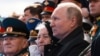 Рускиот претседател Владимир Путин ја гледа воената парада по повод 77-годишнината од победата над нацистичка Германија во Втората светска војна, на Црвениот плоштад во центарот на Москва, Русија, 9 мај 2022 година.