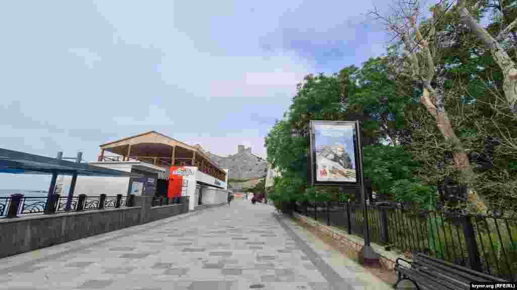 На набережній та загалом по місту безліч рекламних площин заповнили «соціальною рекламою». Судак, Крим, початок червня 2025 р.