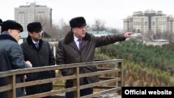 Президент Таджикистана Эмомали Рахмон (справа), рядом с ним — его сын Рустам Эмомали, мэр Бишкека. 