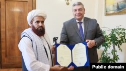 Орусиянын тышкы иштер министринин орун басары Андрей Руденко жана Ооганстандын элчиси Гүл Хасан. Москва. 3-июль, 2024-жыл.