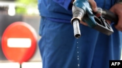 Një punëtor në një pikë karburanti në Tiranë. Fotografi nga arkivi. 