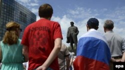 Украинадағы ресейшілдердің жиынына келген адамдар Ленин ескерткіші алдында тұр. Донецк, 25 мамыр 2014 жыл. 