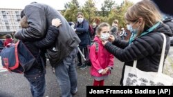 Szülők és gyermekeik egy strasbourgi iskola előtt 2020. november 2-án. Franciaországban október 30-án életbe lépett az általános karantén, bezárták az üzletek, szolgáltatások egy részét, a bölcsődéket, az óvodákat, az általános iskolákat és a gimnáziumokat nem zárták be. 