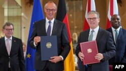 Prim-ministrul britanic Keir Starmer și cancelarul german Friedrich Merz la ceremonia de semnare a unui tratat de cooperare bilaterală - Londra, 17 iulie 2025 