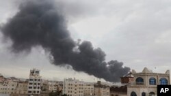 Дим над Саною після ізраїльських ударів, 6 травня 2025 року