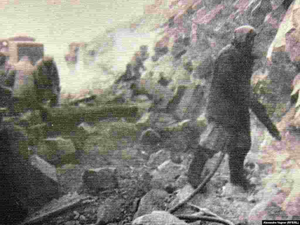 &quot;Нужно было показать этапы этого пути. Вот у нас арест, слом, после которого жизнь закончилась. Вот у нас этап, вот у нас лагерь, в лагере работа, творчество, насилие. Затем освобождение и память. Все эти темы показаны посредством экспонатов&quot;, - рассказала сотрудница &quot;Мемориала&quot; на открытии пражской экспзоиции. &nbsp;