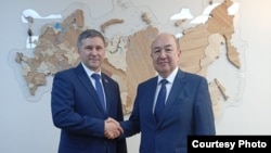 Кыргызстандын Орусиядагы элчиси Кубанычбек Бөкөнтаев менен Мамдуманын депутаты Дмитрий Кобылкин. 