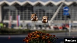 Poruke ispred Železničke stanice u Novom Sadu