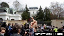 Prágai tüntetés az orosz követség előtt 2021. április 18-án