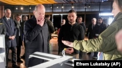 Cancelarul german, Olaf Scholz, și președintele ucrainean, Volodimir Zelenski, la o expoziție de drone ucrainene, în timpul vizitei oficialului german la Kiev, din 2 decembrie 2024