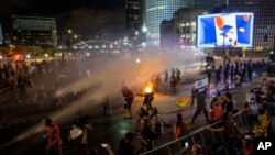 Policija koristi vodene topove da rastera demonstrante tokom protesta protiv vlade izraelskog premijera Benjamina Netanyahua i poziva na oslobađanje talaca koje u Pojasu Gaze drži militantna grupa Hamas, u Tel Avivu, Izrael, u subotu, 25. maja 2024. 