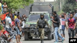 Хора се събраха около сградата на полицията, в която бяха задържани част от заподозрените участници в убийството на президента на Хаити