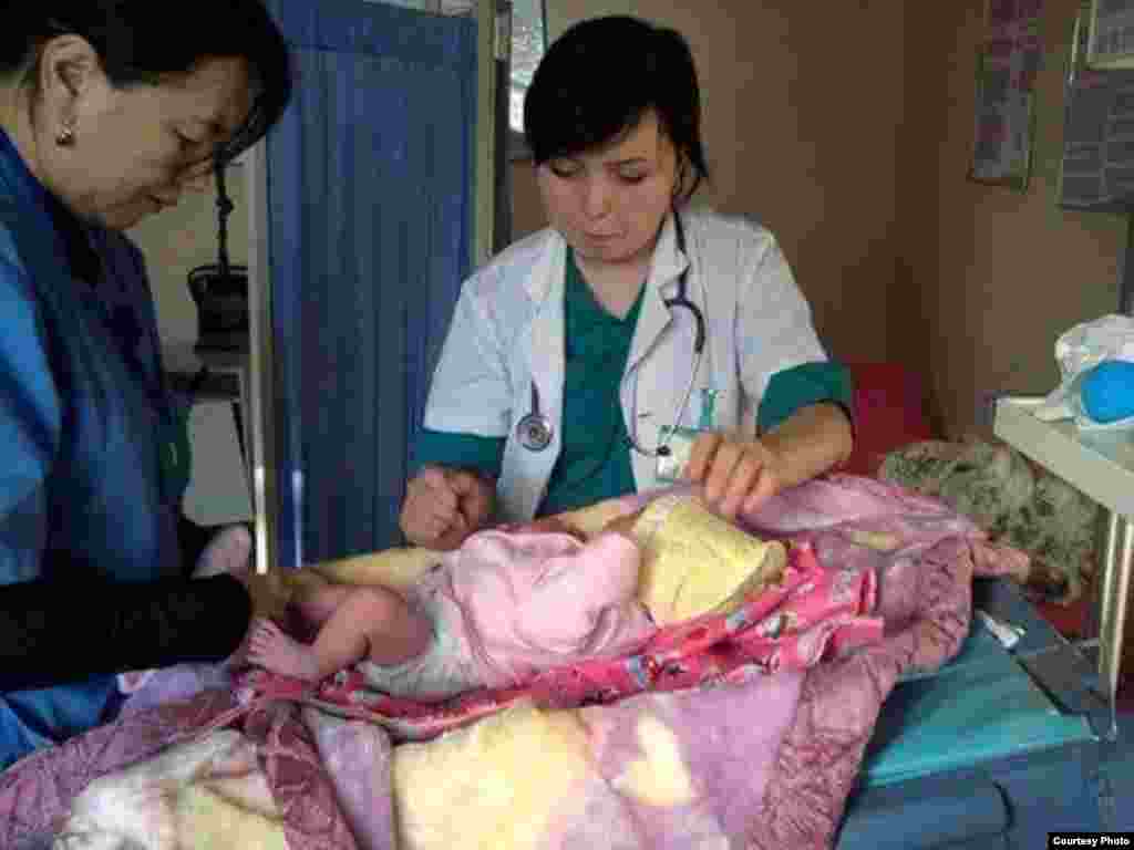 Сүрөттө Ош облустук төрөт үйүнүн акушер кыздары. Дүйнөгө келген ымыркайлардын киндик энелери. Бөбөк болсо менин биринчи кызым Арууке. Автору: Нургазы