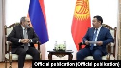 Армениянын премьер-министри Никол Пашинян жана Кыргызстандын президенти Садыр Жапаров. Ысык-Көл. 19-август, 2021-жыл.