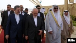  استقبال شیخ صباح الخالد الصباح وزیر خاوجه کویت از همتای ایرانی‌اش محمدجواد ظریف در فرودگاه کویت