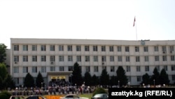 Ош облустук жана шаардык акимияттарынын баш кеңсесинин алды. Ош шаары.