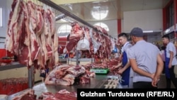 Бишкек шаарындагы "Ош базарынын" эт бөлүмү.