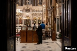 "Zatvoreni prostor, ako u njemu boravi veći broj ljudi od dozvoljenog i ukoliko ne održavaju distancu i ne koriste zaštitne maske, sa sobom nosi značajan rizik", kaže epidemiolog Predrag Đurić (na fotografij detalj iz jedne od pravoslavnih crkava)