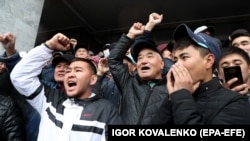 Helyiek a parlamenti választások eredménye ellen tiltakoznak egy kormányzati épület előtt Biskekben, a kirgiz fővárosban, 2020. október 6-án