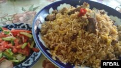 Оши палав дар як дастурхони сокинони шаҳри Узгени Узбекистон. Акс аз бойгонӣ 