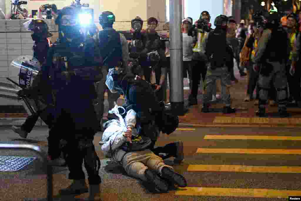 1 декабря в Гонконге полиция разогнала несколько тысяч участников антиправительственных протестов.&nbsp;Массовые демонстрации не идут на спад.