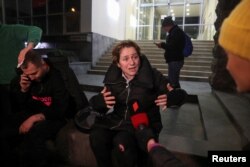 Журналістка телеканалу «Пірвелі» Мака Чихладзе дає інтерв'ю після того, як на неї та оператора телеканалу напали і завдали їм поранень під час мітингу грузинської опозиції, Тбілісі, 7 грудня 2024 року