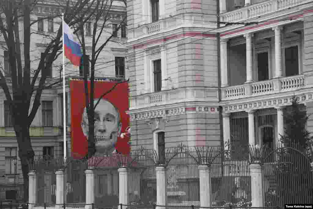 Зображення президента Росії Володимира Путіна у вигляді скелета на будівлі навпроти російського посольства в Ризі, Латвія. Січень 2023 року
