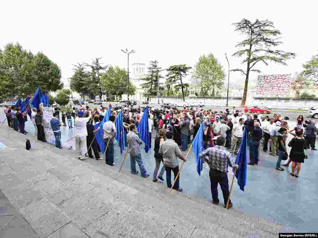 პარლამენტის წინ შეკრებილ პროფკავშირის წარმომადგენლებს რიგითი თბილისელებიც შეუერთდნენ. - ტყიბულის მაღაროში 27 აგვისტოს მომხდარი აფეთქების შედეგად დაღუპულთა რაოდენობა ოთხამდე გაიზარდა. ხუთშაბათს თბილისში, პარლამენტის შენობასთან, დაღუპულთა ხსოვნას მდუმარე აქციით მიაგეს პატივი საქართველოს პროფკავშირების წარმომადგენლებმა. მათ გააპროტესტეს კანონმდებლობა, რომელიც, მათივე შეფასებით, არ იცავს დასაქმებულთა უფლებებსა და უსაფრთხოებას.