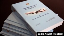 Hrpa knjižica sa izvještajima o sigurnosnoj istrazi MH370 na zatvorenom sastanku sa članovima porodica žrtava u Putrajayi, Malezija, 30. jula 2018.