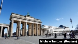  Brandenburg , în centrul Berlinului, o piață aproape goală din cauza regulilor sanitare impuse pentru a combate epidemia de coronavirus, 22 martie 2020