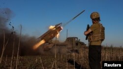 Українські військовослужбовці 25-ї ОПДБр ДШВ ЗСУ ведуть вогонь із РСЗВ БМ-21 «Град» поблизу Покровська, 19 квітня 2025 року