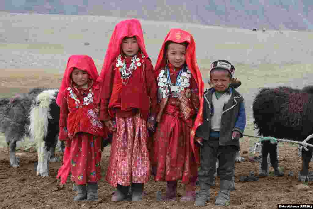 Деңиз денгээлинен 4200 метр бийиктиктеги Кичи Памирде 136 үй-бүлө, сегиз шуура (түтүн) бар.