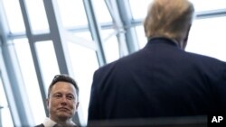 Илон Маск Дональд Трамптын шайлоо өнөктүгүнө активдүү катышып, кийин анын администрациясында иштеди.