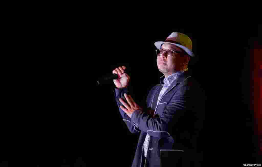 Ырчы Актан Исабаев &quot;Инсан&quot; тобунун концерти маалында. 4-ноябрь, 2015-жыл. Ырчылык кесип инженер, юрист, аскер кызматкери сыяктуу эле эң керектүү кесиптердин бири. Музыканы адам баласы энесинин жүрөгүнүн согушу аркылуу төрөлө электе эле тыңшай баштайт. Кубулжуган музыка адамды кыялга бөлөп, көңүлүн көтөрүп, эс алдырат. Мамлекеттин расмий белгилеринин бири &nbsp;- гимн. Мамлекет башчысы башка өлкөгө барганда, спорттук мелдештерде мамлекттик гимн жаңырат. Музыка бейпил заманда гана эмес согуш учурунда дагы элге, жоокерлерге кайрат күч берип турган. Бир дагы фильмди музыкасыз элестетүү мүмкүн эмес. Музыка адамдын жан дүйнөсүн азыктандырат. Автор: Бектур Кылычбеков