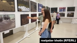 Картини Івана Марчука викликають жваві емоції у відвідувачів виставки