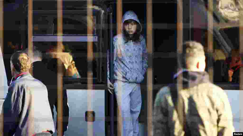 Nj&euml; vajz&euml; shqiptare shihet nga nj&euml; autobus, teksa ajo pret t&euml; niset p&euml;r n&euml; BE nga Presheva.