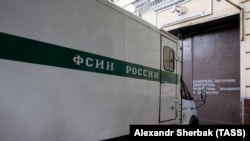 Автомобиль ФСИН РФ у ворот следственного изолятора, архивное фото