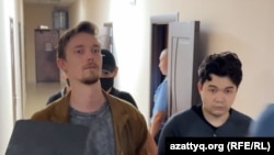 “Клооп” басылмасынын мурдагы операторлору Александр Александров менен Жоомарт Дуулатов сотко алып келинген учуру. Архивдик сүрөт.