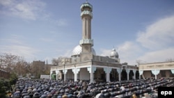 Пятничная молитва в Центральной мечети, Бишкек, 9 апреля 2010 года. 