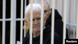 Aleš Bjaljatski prisustvuje sudskom ročištu u Minsku prošlog mjeseca.