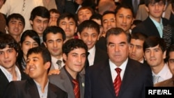 Эмомали Рахмон с таджикскими студентами в Нью-Йорке. Фото из архива