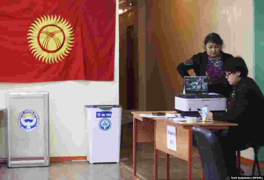 Бишкек шаарындагы №1022, 1135, 1036 шайлоо участокторунда биометриканы таануучу жабдыктар иштебей, добуш берүүдө маселе жаралууда. Бул тууралуу &ldquo;Азаттыкка&rdquo; шаар тургундары кабарлашты. Ак-Өргө жаңы конушунда жайгашкан №1022 шайлоо участогунда добуш берген тургун Тынчтык Алтымышевдин билдиришинче, жабдыктар иштебей калып, жарандар добуш бере албай жатат. -Добуш берүүгө келген адамдардын бармагын тааныбай, жабдыктар иштебей калып жатат. Муну шайлоо комиссиясындагылар электр жарыгынын кубаттуулугу жетпей жатат деп түшүндүрүшүүдө,&nbsp;- деди Алтымышев. Ушундай эле маселелер жаралып жатканын &ldquo;Кыргызстан&rdquo; партиясынын өкүлү Константин Конкин да тастыктады. 