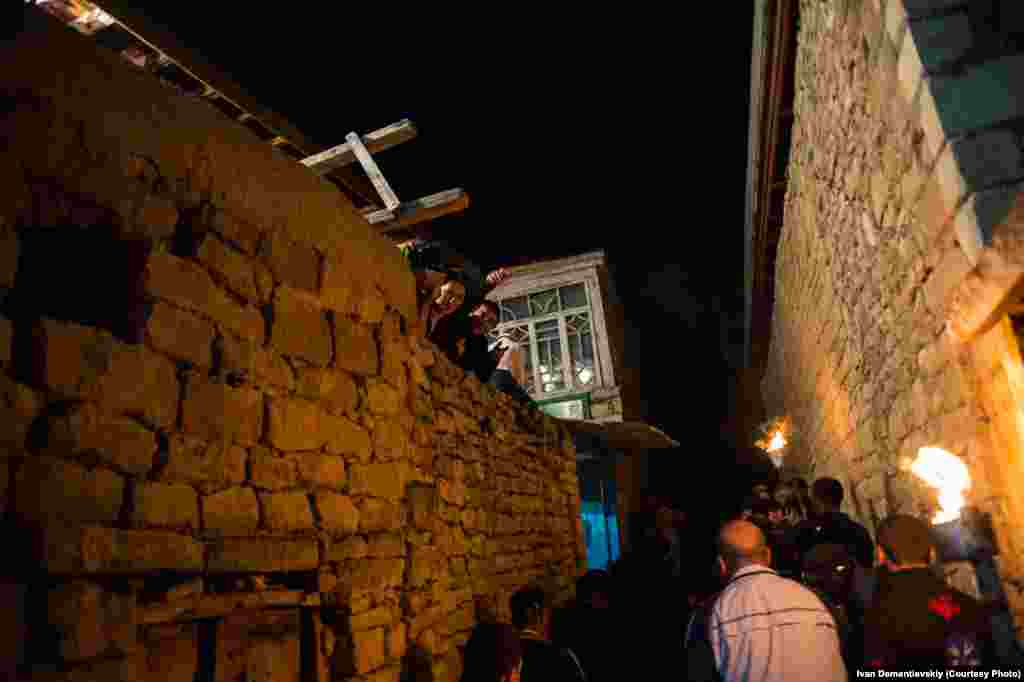 Тўй маросими машъала билан куëвнинг уйидан келин уйига бориш билан бошланади. 