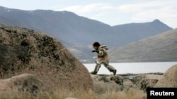 Салттуу кийим кийген инуит кызы. Канадада тартылган сүрөт. 2007-жыл. 