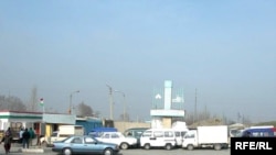 Тажик-өзбек чек арасындагы көзөмөл-өткөрмө бекет. Сүрөт 2010-жылы тартылган. 