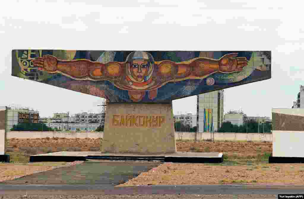 Мозаїка в центрі Байконуру. Росія платить Казахстану за використання космодрому приблизно 115 мільйонів доларів на рік. Договір про оренду закінчується в 2050 році, доля його поки незрозуміла, оскільки Росія планує використовувати свій космодром &laquo;Східний&raquo;